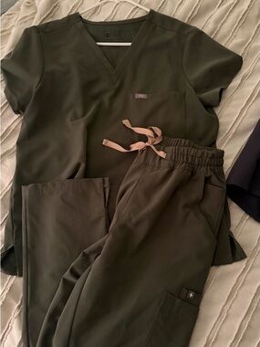 Figs Moss Green Scrub Set with Tan Drawstring
NEVER WORN med top/small pants